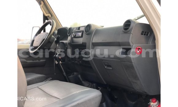 Sayi Imported Toyota Land Cruiser White Mota in Import - Dubai a Burkina Faso Sayi Imported Toyota Land Cruiser White Mota in Import - Dubai a Burkina Faso