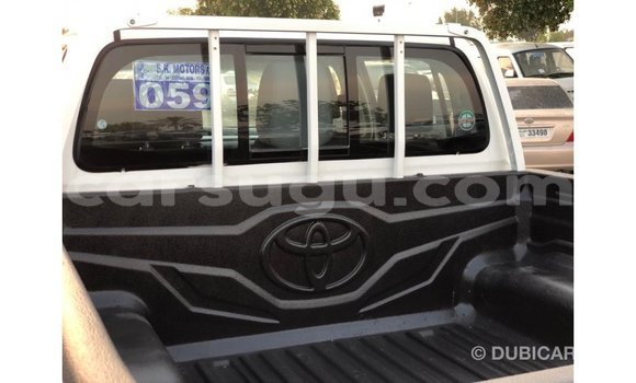 Sayi Imported Toyota Hilux White Mota in Import - Dubai a Burkina Faso Sayi Imported Toyota Hilux White Mota in Import - Dubai a Burkina Faso