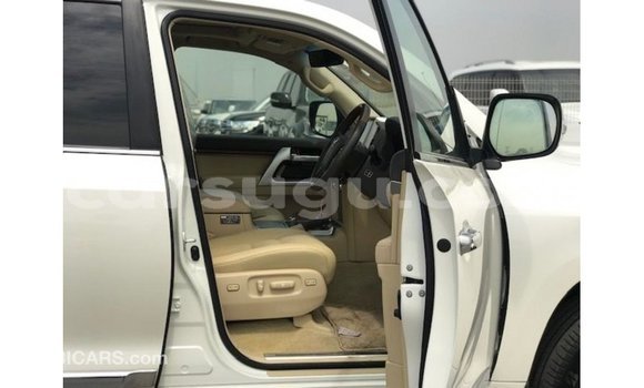 Sayi Imported Toyota Land Cruiser White Mota in Import - Dubai a Burkina Faso Sayi Imported Toyota Land Cruiser White Mota in Import - Dubai a Burkina Faso