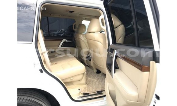 Sayi Imported Toyota Land Cruiser White Mota in Import - Dubai a Burkina Faso Sayi Imported Toyota Land Cruiser White Mota in Import - Dubai a Burkina Faso