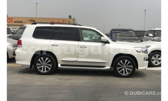 Sayi Imported Toyota Land Cruiser White Mota in Import - Dubai a Burkina Faso Sayi Imported Toyota Land Cruiser White Mota in Import - Dubai a Burkina Faso