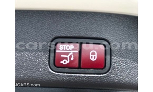 Sayi Imported Mercedes-Benz 190 White Mota in Import - Dubai a Burkina Faso Sayi Imported Mercedes-Benz 190 White Mota in Import - Dubai a Burkina Faso