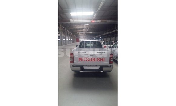 Sayi Imported Mitsubishi L200 White Mota in Import - Dubai a Burkina Faso Sayi Imported Mitsubishi L200 White Mota in Import - Dubai a Burkina Faso
