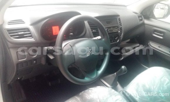 Sayi Imported Mitsubishi L200 White Mota in Import - Dubai a Burkina Faso Sayi Imported Mitsubishi L200 White Mota in Import - Dubai a Burkina Faso