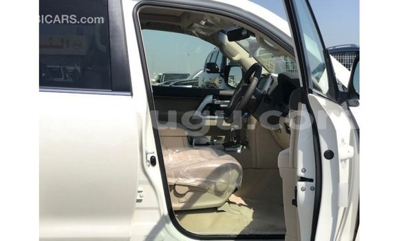 Sayi Imported Toyota Land Cruiser White Mota in Import - Dubai a Burkina Faso Sayi Imported Toyota Land Cruiser White Mota in Import - Dubai a Burkina Faso