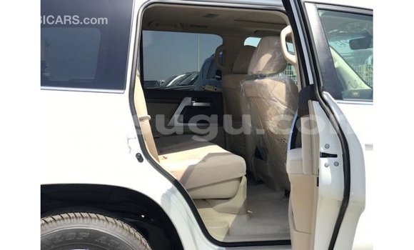 Sayi Imported Toyota Land Cruiser White Mota in Import - Dubai a Burkina Faso Sayi Imported Toyota Land Cruiser White Mota in Import - Dubai a Burkina Faso