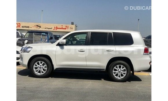 Sayi Imported Toyota Land Cruiser White Mota in Import - Dubai a Burkina Faso Sayi Imported Toyota Land Cruiser White Mota in Import - Dubai a Burkina Faso