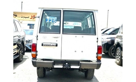 Sayi Imported Toyota Land Cruiser White Mota in Import - Dubai a Burkina Faso Sayi Imported Toyota Land Cruiser White Mota in Import - Dubai a Burkina Faso
