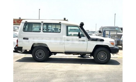 Sayi Imported Toyota Land Cruiser White Mota in Import - Dubai a Burkina Faso Sayi Imported Toyota Land Cruiser White Mota in Import - Dubai a Burkina Faso