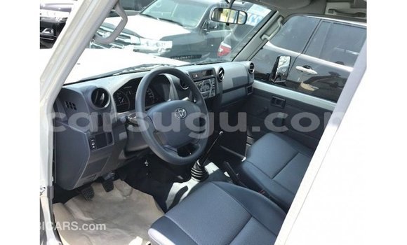 Sayi Imported Toyota Land Cruiser White Mota in Import - Dubai a Burkina Faso Sayi Imported Toyota Land Cruiser White Mota in Import - Dubai a Burkina Faso