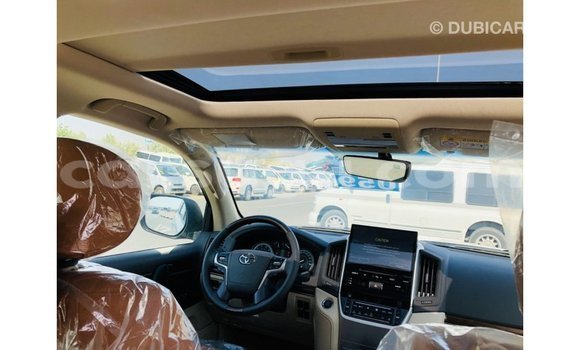 Sayi Imported Toyota Land Cruiser White Mota in Import - Dubai a Burkina Faso Sayi Imported Toyota Land Cruiser White Mota in Import - Dubai a Burkina Faso