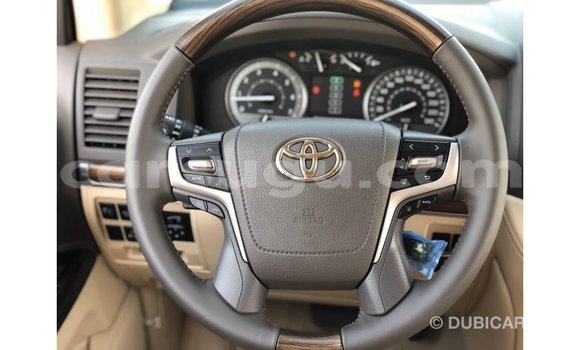 Sayi Imported Toyota Land Cruiser White Mota in Import - Dubai a Burkina Faso Sayi Imported Toyota Land Cruiser White Mota in Import - Dubai a Burkina Faso