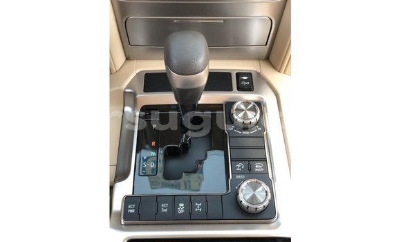 Sayi Imported Toyota Land Cruiser White Mota in Import - Dubai a Burkina Faso Sayi Imported Toyota Land Cruiser White Mota in Import - Dubai a Burkina Faso