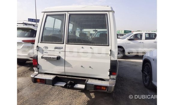 Acheter Import Voiture Toyota Land Cruiser Blanc à Import - Dubai, Burkina-Faso Acheter Import Voiture Toyota Land Cruiser Blanc à Import - Dubai, Burkina-Faso