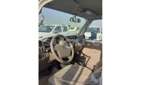 Acheter Import Voiture Toyota Land Cruiser Blanc à Import - Dubai, Burkina-Faso Acheter Import Voiture Toyota Land Cruiser Blanc à Import - Dubai, Burkina-Faso