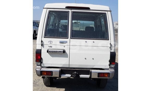Acheter Import Voiture Toyota Land Cruiser Blanc à Import - Dubai, Burkina-Faso Acheter Import Voiture Toyota Land Cruiser Blanc à Import - Dubai, Burkina-Faso