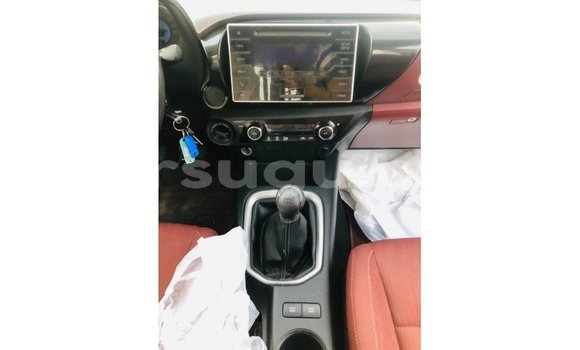 Sayi Imported Toyota Hilux White Mota in Import - Dubai a Burkina Faso Sayi Imported Toyota Hilux White Mota in Import - Dubai a Burkina Faso