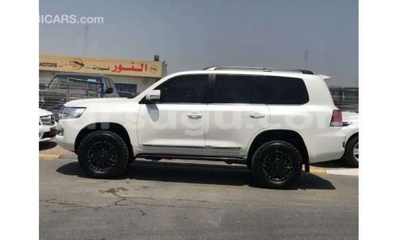 Sayi Imported Toyota Land Cruiser White Mota in Import - Dubai a Burkina Faso Sayi Imported Toyota Land Cruiser White Mota in Import - Dubai a Burkina Faso