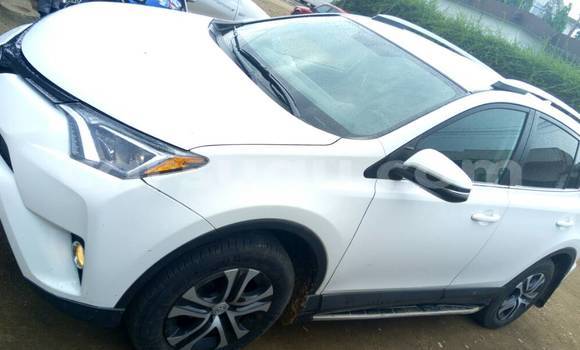 Acheter Occasion Voiture Toyota RAV4 Blanc à Ouagadougou, Burkina-Faso Acheter Occasion Voiture Toyota RAV4 Blanc à Ouagadougou, Burkina-Faso