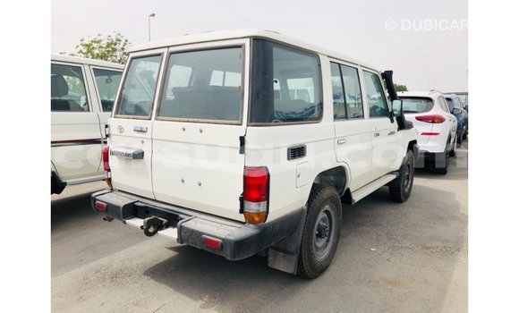 Acheter Import Voiture Toyota Land Cruiser Blanc à Import - Dubai, Burkina-Faso Acheter Import Voiture Toyota Land Cruiser Blanc à Import - Dubai, Burkina-Faso