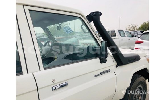 Acheter Import Voiture Toyota Land Cruiser Blanc à Import - Dubai, Burkina-Faso Acheter Import Voiture Toyota Land Cruiser Blanc à Import - Dubai, Burkina-Faso