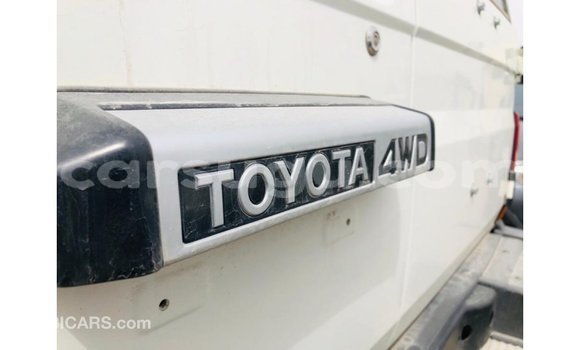 Acheter Import Voiture Toyota Land Cruiser Blanc à Import - Dubai, Burkina-Faso Acheter Import Voiture Toyota Land Cruiser Blanc à Import - Dubai, Burkina-Faso