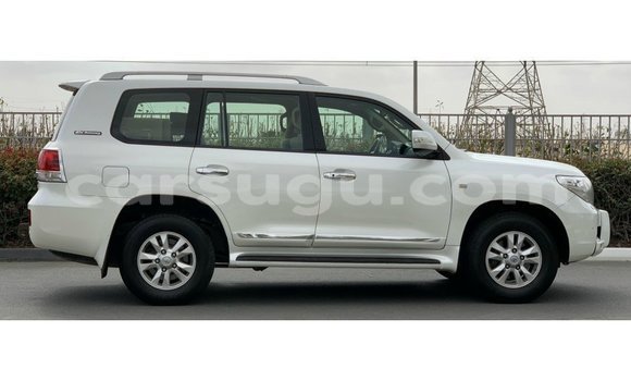 Sayi Imported Toyota Land Cruiser White Mota in Import - Dubai a Burkina Faso Sayi Imported Toyota Land Cruiser White Mota in Import - Dubai a Burkina Faso