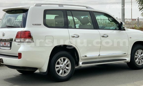 Sayi Imported Toyota Land Cruiser White Mota in Import - Dubai a Burkina Faso Sayi Imported Toyota Land Cruiser White Mota in Import - Dubai a Burkina Faso