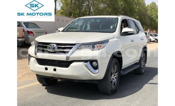 Acheter Import Voiture Toyota Fortuner Blanc à Import - Dubai, Burkina-Faso
