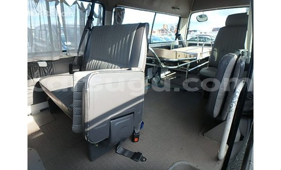Sayi Imported Nissan Caravan White Mota in Import - Dubai a Burkina Faso Sayi Imported Nissan Caravan White Mota in Import - Dubai a Burkina Faso