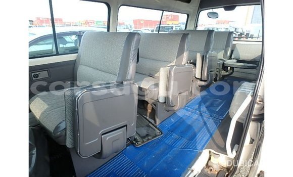 Acheter Import Voiture Nissan Caravan Blanc à Import - Dubai, Burkina-Faso Acheter Import Voiture Nissan Caravan Blanc à Import - Dubai, Burkina-Faso