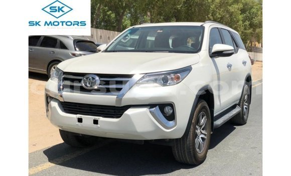 Acheter Import Voiture Toyota Fortuner Blanc à Import - Dubai, Burkina-Faso