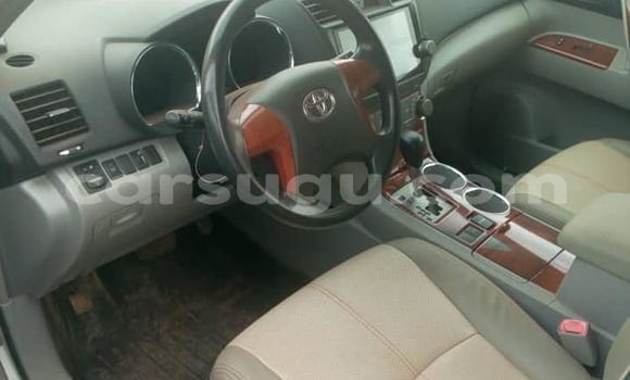 Acheter Occasion Voiture Toyota Highlander Blanc à Ouagadougou, Burkina-Faso Acheter Occasion Voiture Toyota Highlander Blanc à Ouagadougou, Burkina-Faso