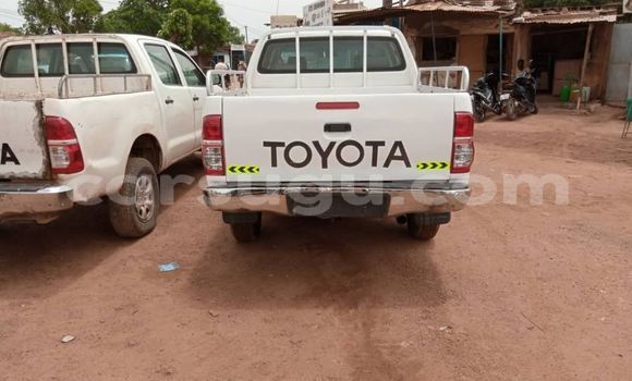 Sayi Na hannu Toyota Hilux White Mota in Aribinda a Soum Sayi Na hannu Toyota Hilux White Mota in Aribinda a Soum