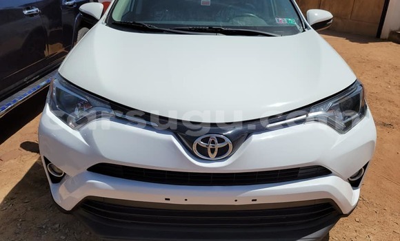 Sayi Na hannu Toyota RAV4 White Mota in Ouagadougou a Burkina Faso Sayi Na hannu Toyota RAV4 White Mota in Ouagadougou a Burkina Faso