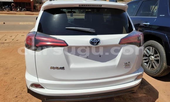 Sayi Na hannu Toyota RAV4 White Mota in Ouagadougou a Burkina Faso Sayi Na hannu Toyota RAV4 White Mota in Ouagadougou a Burkina Faso