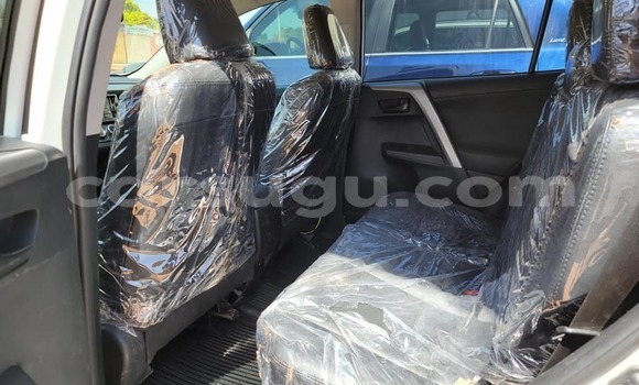 Sayi Na hannu Toyota RAV4 White Mota in Ouagadougou a Burkina Faso Sayi Na hannu Toyota RAV4 White Mota in Ouagadougou a Burkina Faso