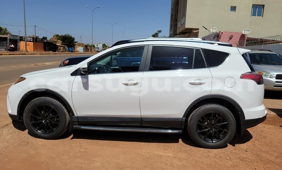Sayi Na hannu Toyota RAV4 White Mota in Ouagadougou a Burkina Faso Sayi Na hannu Toyota RAV4 White Mota in Ouagadougou a Burkina Faso