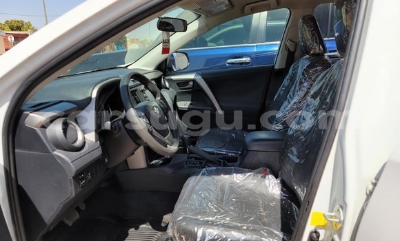 Sayi Na hannu Toyota RAV4 White Mota in Ouagadougou a Burkina Faso Sayi Na hannu Toyota RAV4 White Mota in Ouagadougou a Burkina Faso