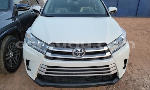 Sayi Na hannu Toyota Highlander White Mota in Ouagadougou a Burkina Faso Sayi Na hannu Toyota Highlander White Mota in Ouagadougou a Burkina Faso