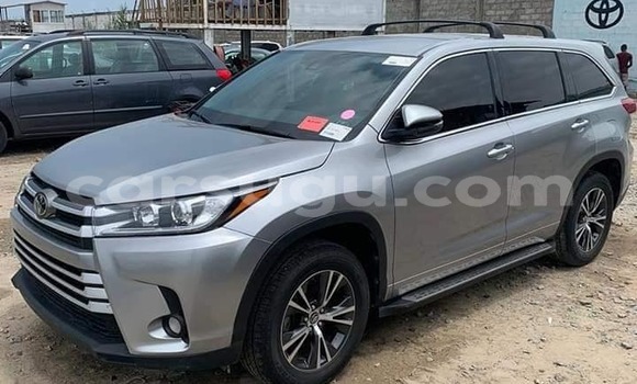Sayi Na hannu Toyota Highlander Azurfa Mota in Ouagadougou a Burkina Faso Sayi Na hannu Toyota Highlander Azurfa Mota in Ouagadougou a Burkina Faso