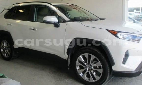 Sayi Na hannu Toyota RAV4 White Mota in Ouagadougou a Burkina Faso Sayi Na hannu Toyota RAV4 White Mota in Ouagadougou a Burkina Faso