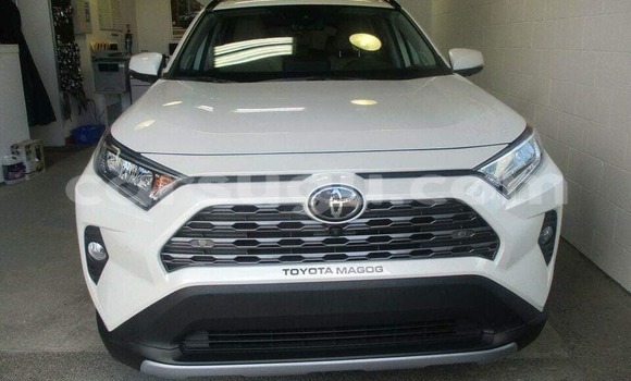 Sayi Na hannu Toyota RAV4 White Mota in Ouagadougou a Burkina Faso Sayi Na hannu Toyota RAV4 White Mota in Ouagadougou a Burkina Faso