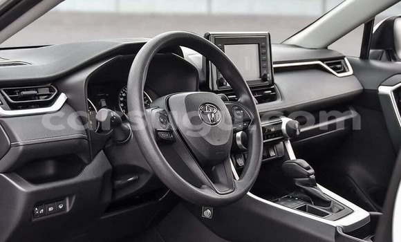 Sayi Na hannu Toyota RAV4 White Mota in Ouagadougou a Burkina Faso Sayi Na hannu Toyota RAV4 White Mota in Ouagadougou a Burkina Faso