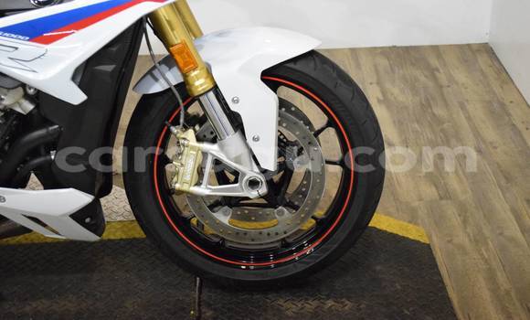 Acheter Occasion Moto BMW S 1000 Blanc à Ouagadougou, Burkina-Faso Acheter Occasion Moto BMW S 1000 Blanc à Ouagadougou, Burkina-Faso