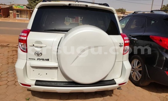 Sayi Na hannu Toyota RAV4 Azurfa Mota in Aribinda a Soum Sayi Na hannu Toyota RAV4 Azurfa Mota in Aribinda a Soum