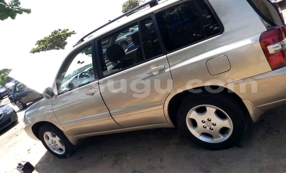 Acheter Occasion Voiture Toyota Highlander Beige à Ouagadougou, Burkina-Faso Acheter Occasion Voiture Toyota Highlander Beige à Ouagadougou, Burkina-Faso