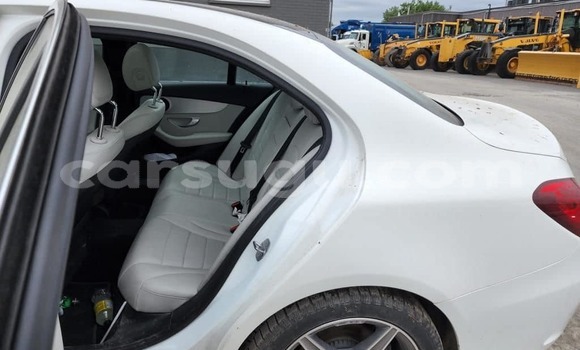 Sayi Na hannu Mercedes-Benz C–Class White Mota in Ouagadougou a Burkina Faso Sayi Na hannu Mercedes-Benz C–Class White Mota in Ouagadougou a Burkina Faso
