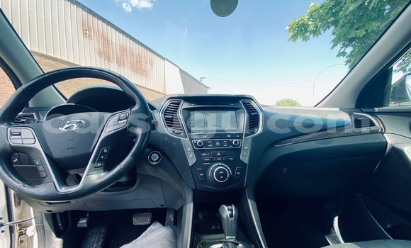 Sayi Na hannu Hyundai Santa Fe White Mota in Ouagadougou a Burkina Faso Sayi Na hannu Hyundai Santa Fe White Mota in Ouagadougou a Burkina Faso