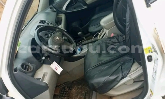 Acheter Occasion Voiture Toyota RAV4 Blanc à Ouagadougou, Burkina-Faso Acheter Occasion Voiture Toyota RAV4 Blanc à Ouagadougou, Burkina-Faso